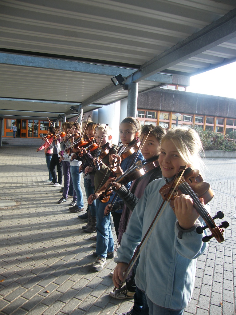 Geigen vor Schule